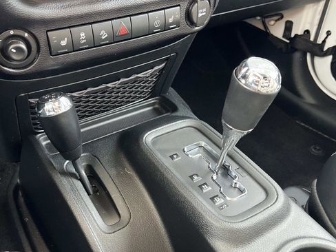 Used 2016 Jeep Wrangler Unlimited Rubicon w/ Connectivity Group image 18