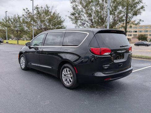 Used 2023 Chrysler Voyager LX FWD image 5
