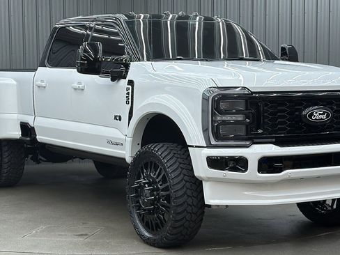 Used 2025 Ford F450 Platinum w/ Camper Package image 7