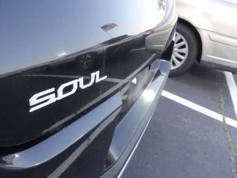 Used 2025 Kia Soul LX w/ LX Technology Package FWD image 7