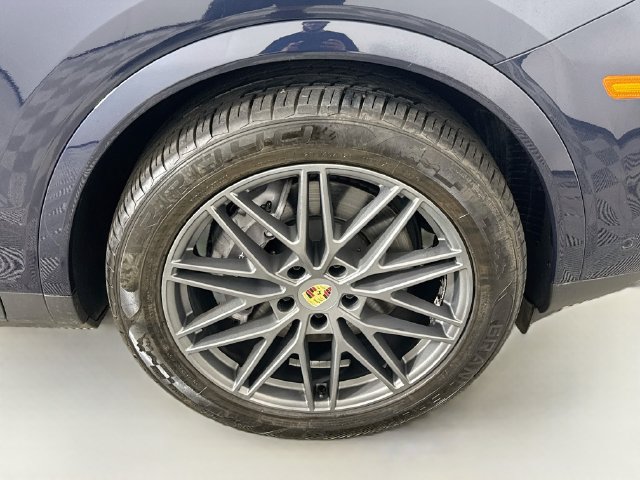 Used 2024 Porsche Cayenne AWD/4WD image 31