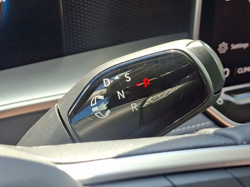 Certified 2025 Volkswagen Tiguan SE image 15