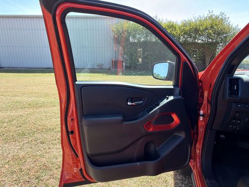 Used 2025 Nissan Frontier PRO-4X w/ Pro Convenience Package image 9