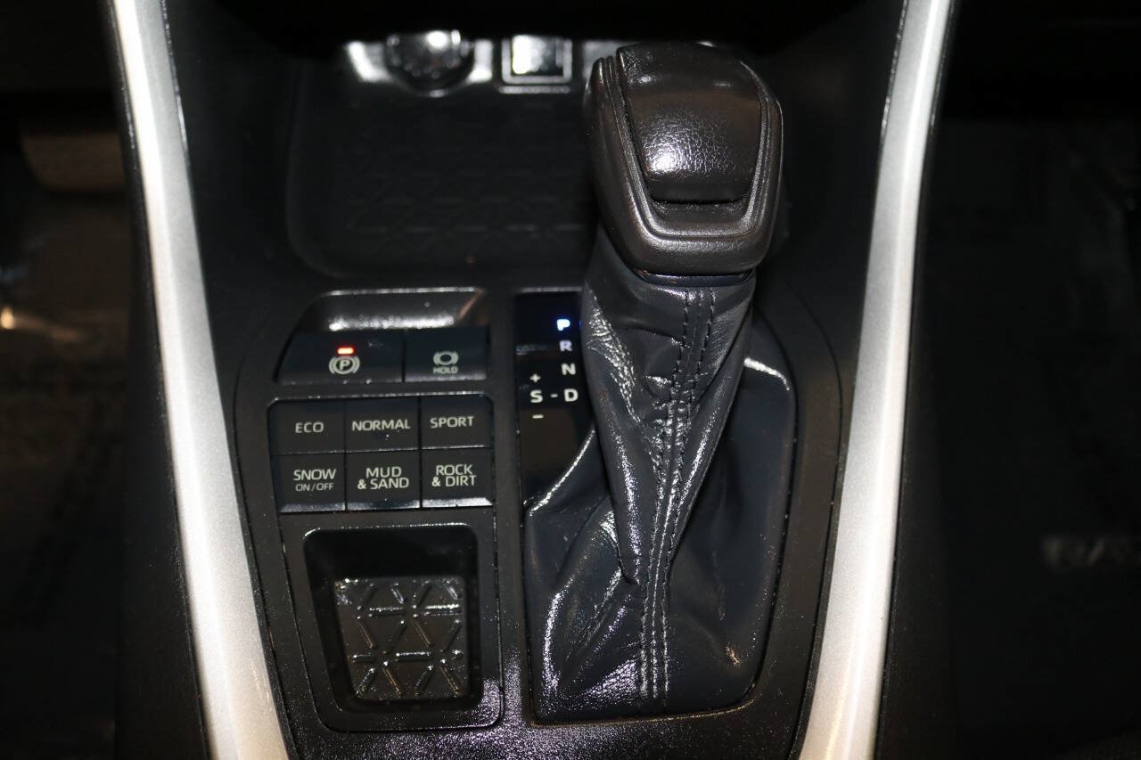 Used 2020 Toyota RAV4 LE w/ Carpet Mat Package AWD/4WD image 29
