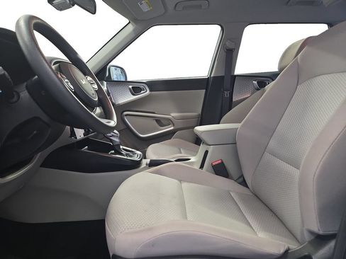 Used 2025 Kia Soul LX w/ LX Technology Package FWD image 19