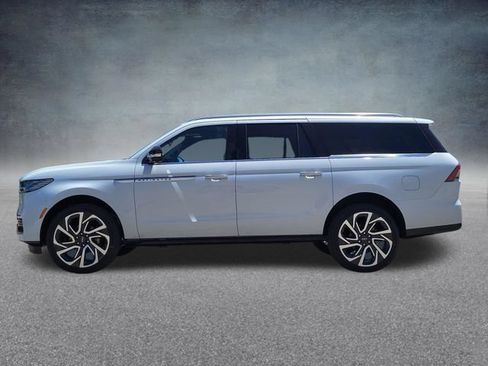 New 2026 Lincoln Navigator L Reserve AWD/4WD image 4