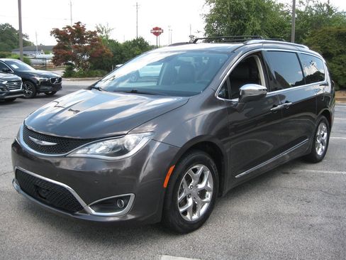 Used 2018 Chrysler Pacifica Limited FWD image 3
