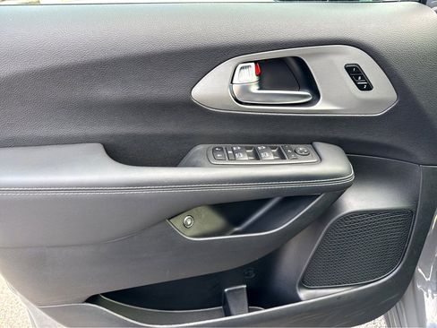 Certified 2023 Chrysler Pacifica Limited w/ S Appearance Package image 13