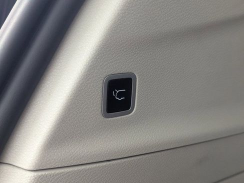 Used 2023 Chrysler Voyager LX image 31