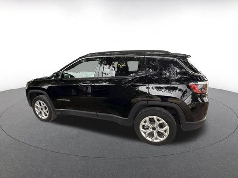 Used 2025 Jeep Compass Latitude AWD/4WD image 4
