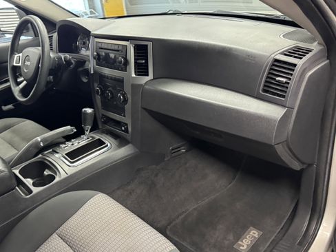 Used 2009 Jeep Grand Cherokee Laredo w/ Popular Equipment Group RWD image 13