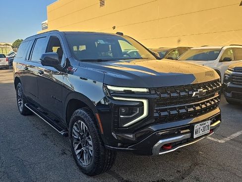 Used 2025 Chevrolet Suburban Z71 image 2