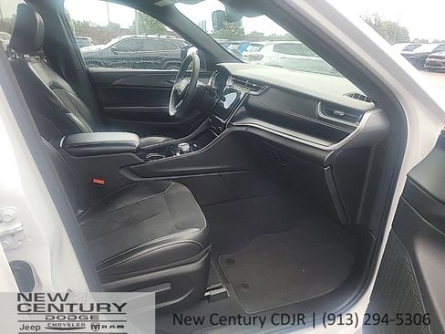 Used 2023 Jeep Grand Cherokee Altitude AWD/4WD image 17