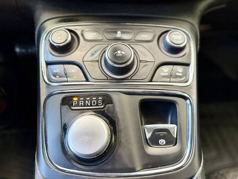 Used 2015 Chrysler 200 S FWD image 18
