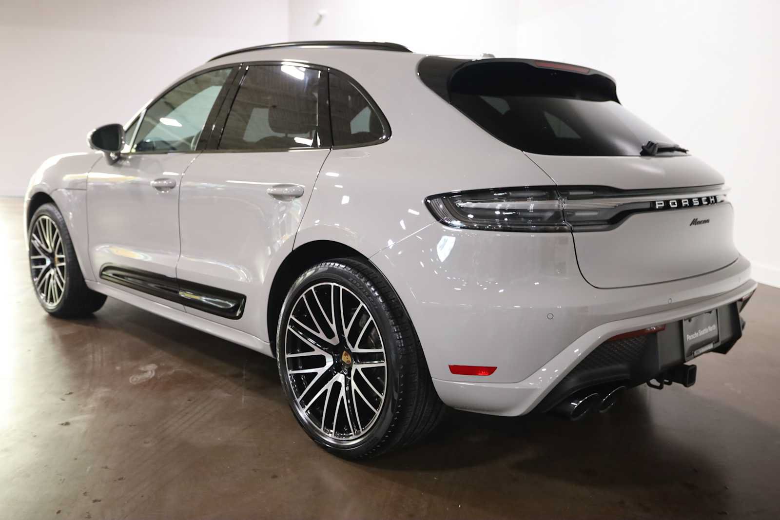 Used 2025 Porsche Macan AWD/4WD image 3
