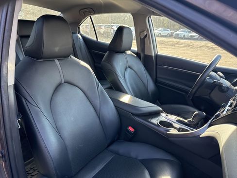 Used 2021 Toyota Camry XLE image 14