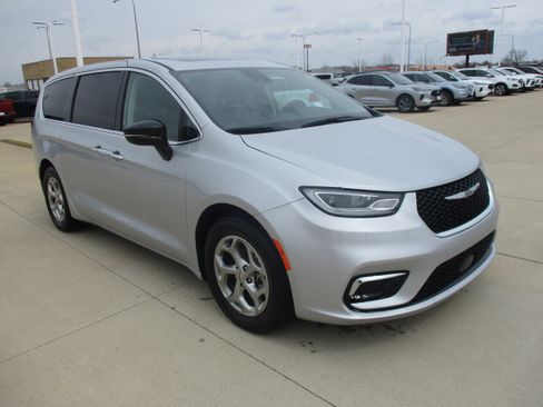 Used 2024 Chrysler Pacifica Limited FWD image 9