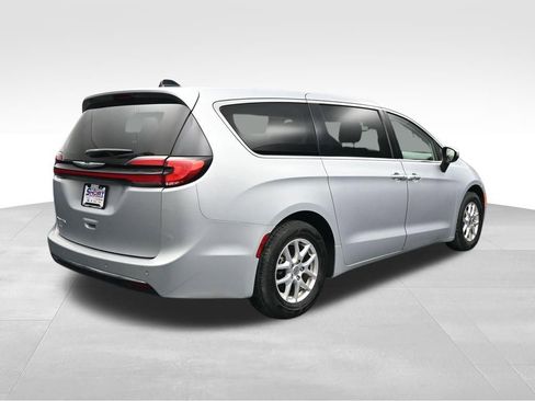 Used 2023 Chrysler Pacifica Touring-L FWD image 5
