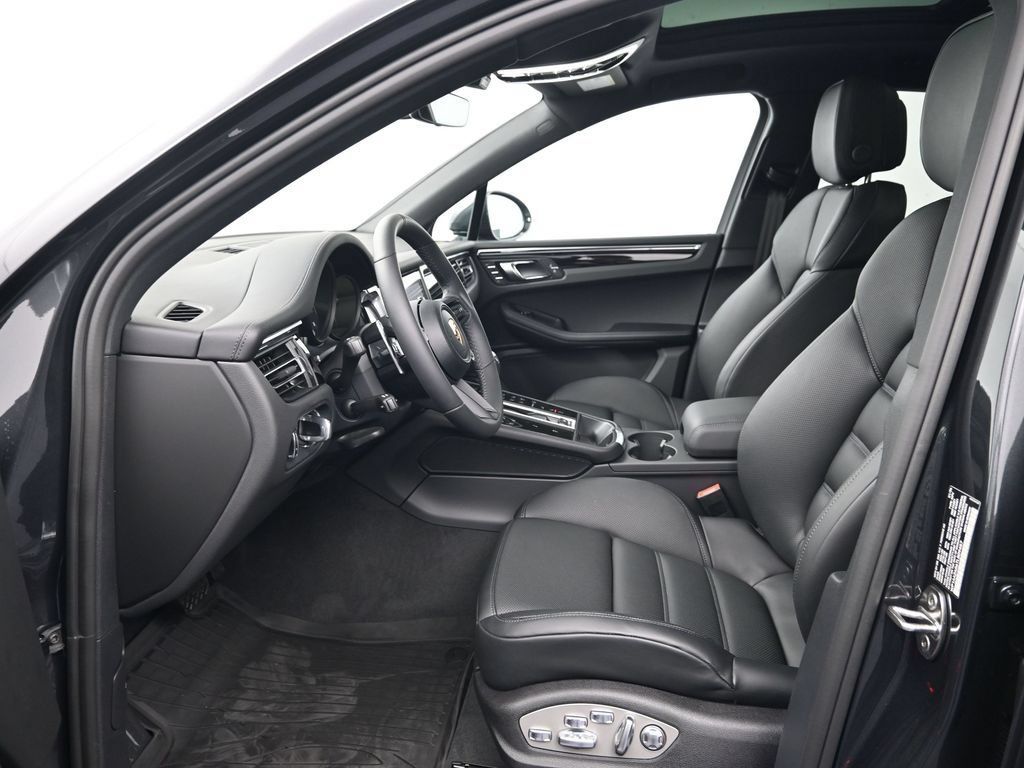 Certified 2026 Porsche Macan AWD/4WD image 4