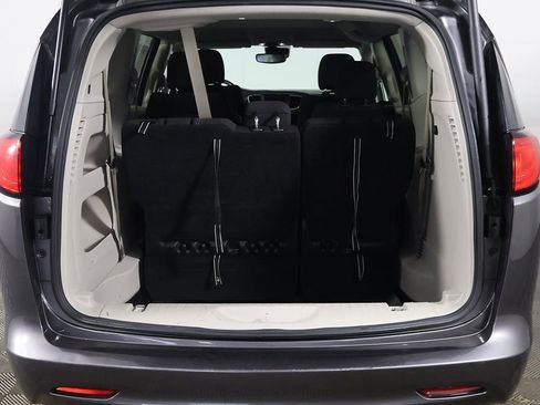 Used 2023 Chrysler Voyager LX image 16