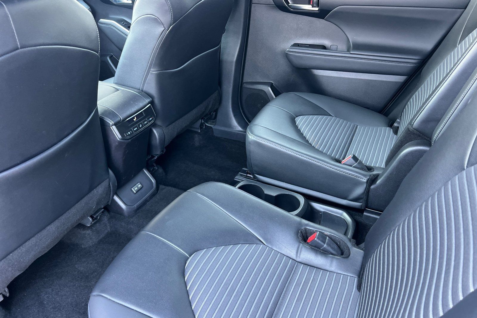 Used 2025 Toyota Highlander XSE AWD/4WD image 12