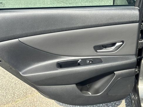 Used 2025 Hyundai Elantra Limited image 21