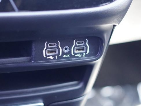 Used 2025 Chrysler Pacifica Select FWD image 28