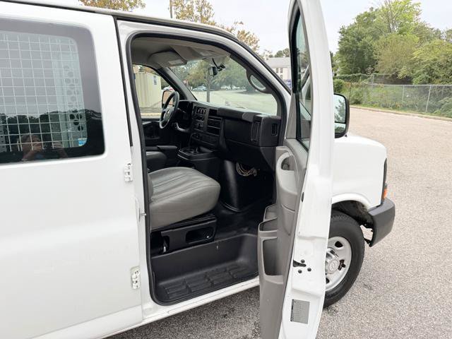 Used 2015 Chevrolet Express 2500 RWD image 17