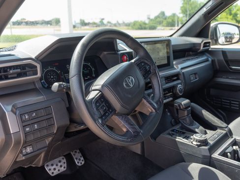Used 2025 Toyota Tacoma TRD Off-Road AWD/4WD image 10
