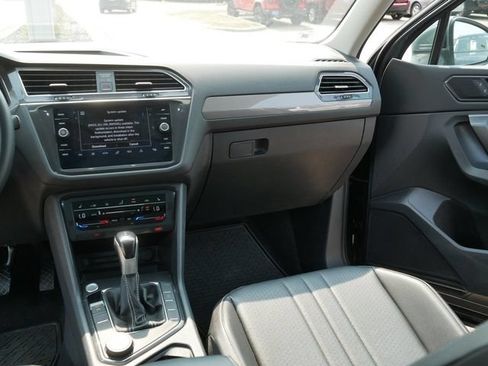 Certified 2022 Volkswagen Tiguan SE w/ Panoramic Sunroof Package AWD/4WD image 23