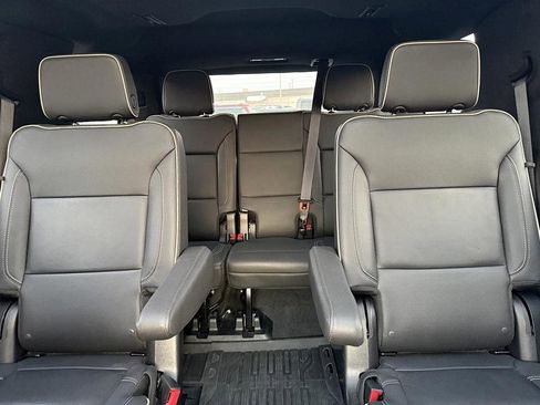 Used 2023 GMC Yukon SLT w/ SLT Luxury Package image 16