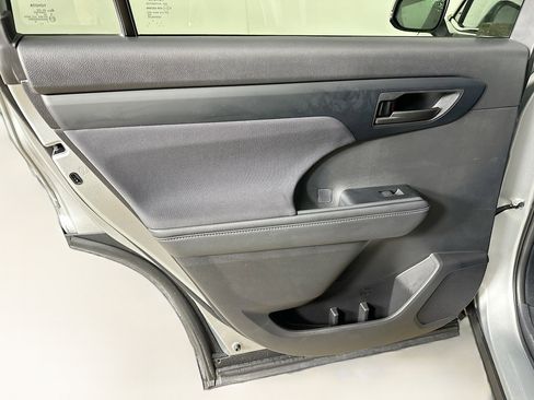Used 2025 Toyota Highlander LE image 26