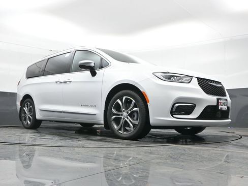 New 2026 Chrysler Pacifica Pinnacle w/ Trailer Tow Group AWD/4WD image 43