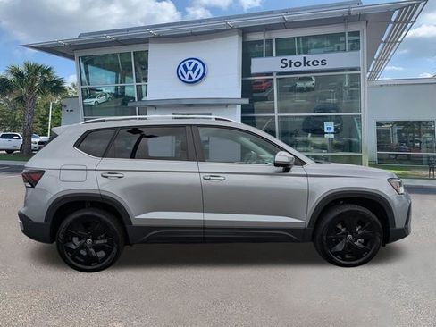 New 2026 Volkswagen Taos SE FWD image 3