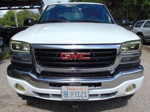 Used 2004 GMC Sierra 2500 SLT w/ Heavy-Duty Power Package AWD/4WD image 4