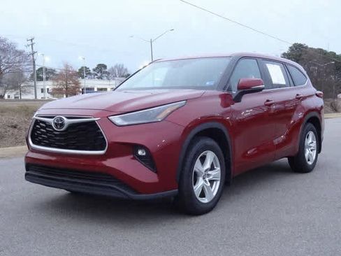 Used 2023 Toyota Highlander LE image 1