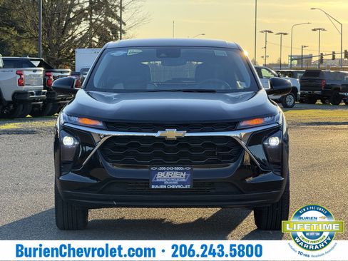 Used 2025 Chevrolet Trax LS w/ LS Convenience Package image 8