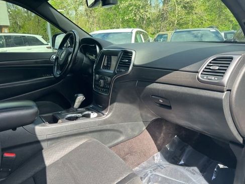 Used 2018 Jeep Grand Cherokee Laredo AWD/4WD image 28
