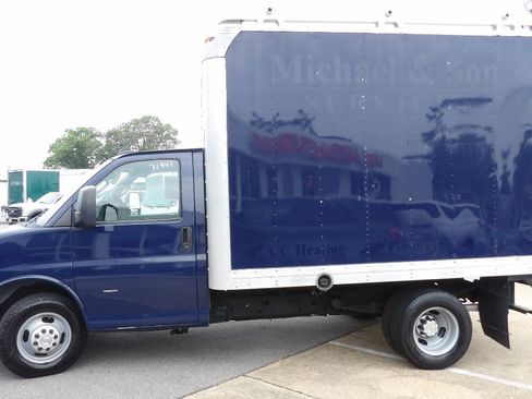 Used 2018 Chevrolet Express 3500 w/ Power Convenience Package RWD image 6