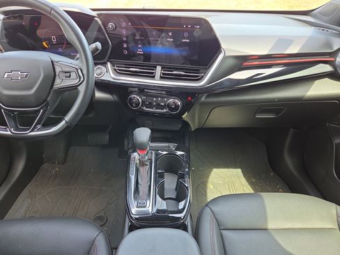 Used 2024 Chevrolet Trax RS w/ Sunroof Package FWD image 22