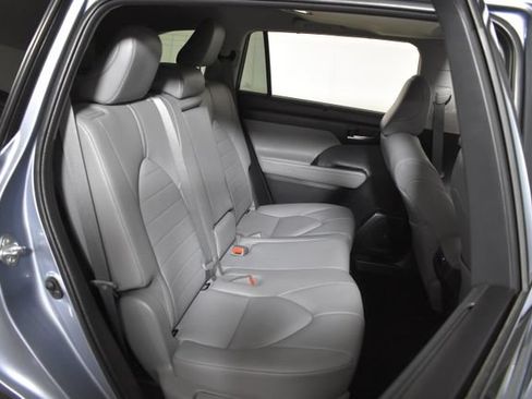 Used 2020 Toyota Highlander XLE AWD/4WD image 32
