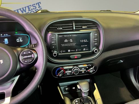 Used 2025 Kia Soul LX w/ LX Technology Package FWD image 10