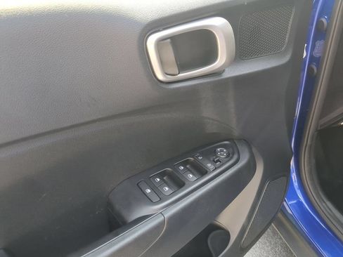 Used 2025 Hyundai Venue SEL FWD image 13