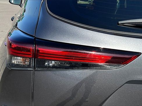 Used 2024 Toyota Highlander LE image 31