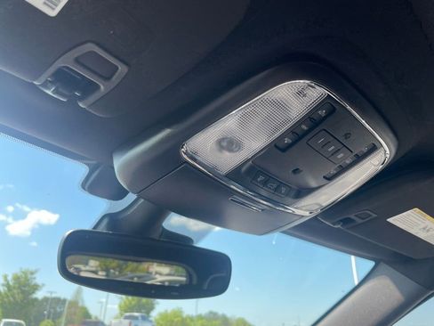 Used 2019 Jeep Grand Cherokee Overland AWD/4WD image 19