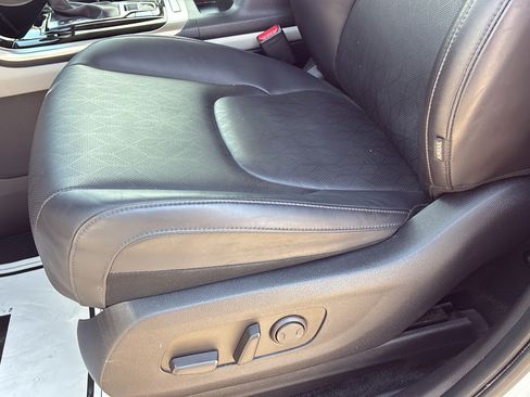 Used 2024 Kia Carnival EX FWD image 14