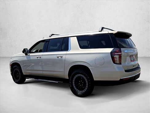 Certified 2022 Chevrolet Suburban LT w/ Luxury Package AWD/4WD image 6