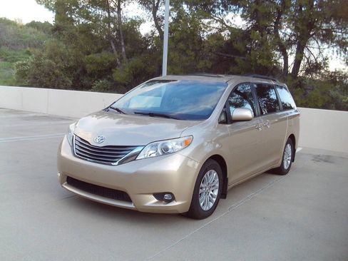 Used 2011 Toyota Sienna XLE image 3