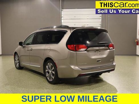 Used 2018 Chrysler Pacifica Limited w/ Tire & Wheel Group FWD image 6