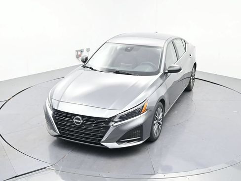 Used 2024 Nissan Altima 2.5 SV FWD image 18